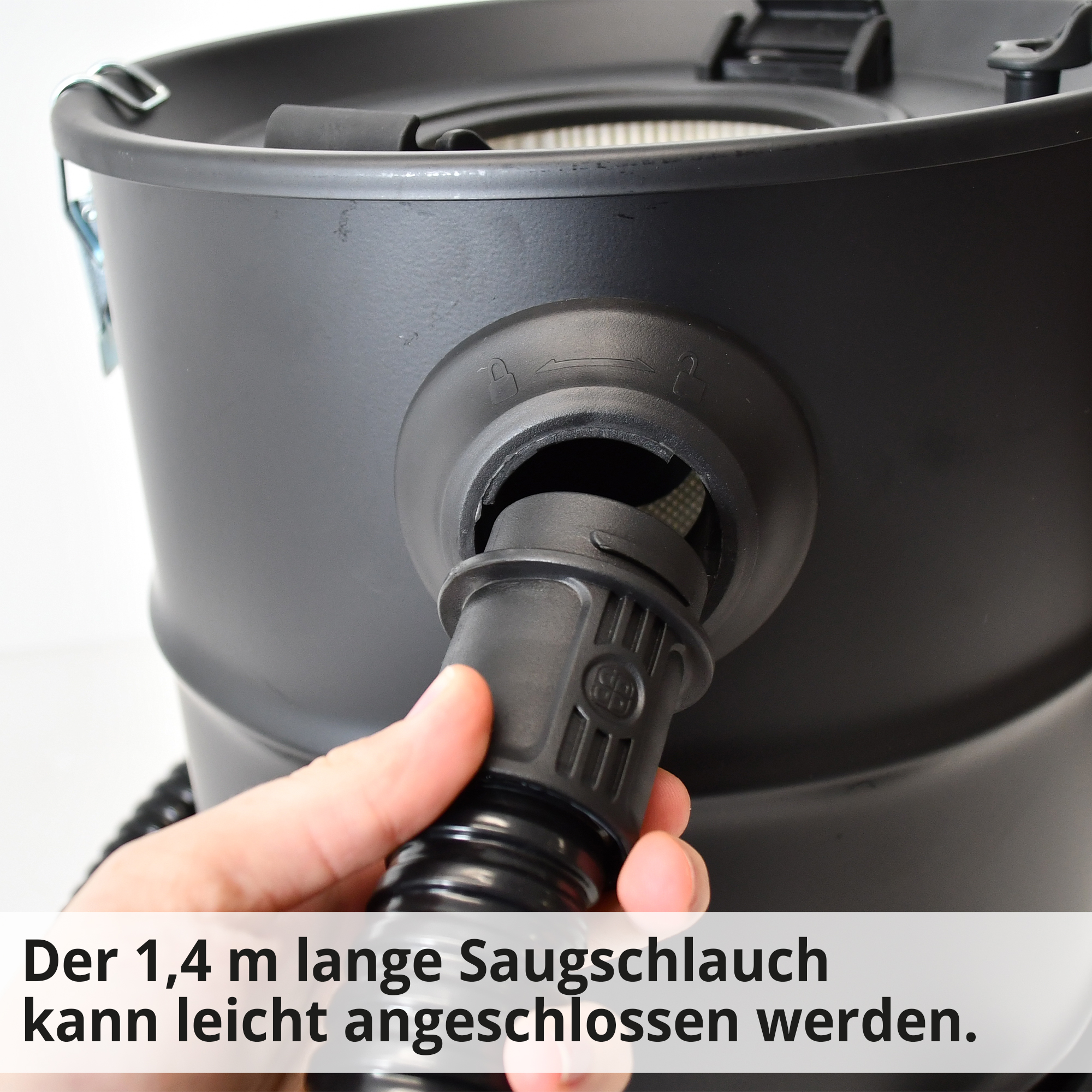 HECHT 22E Aschesauger; Der lange Saugschlauch kann leicht angeschlossen werden