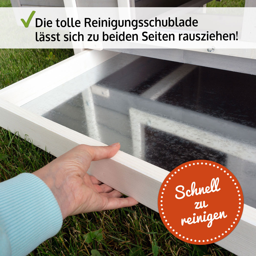 Hühnervoliere Betty in Grau mit einer leicht herausziehbaren Reinigungsschublade die von beiden Seiten zugänglich ist Hühnervoliere Betty in Grau mit einer leicht herausziehbaren Reinigungsschublade die von beiden Seiten zugänglich ist