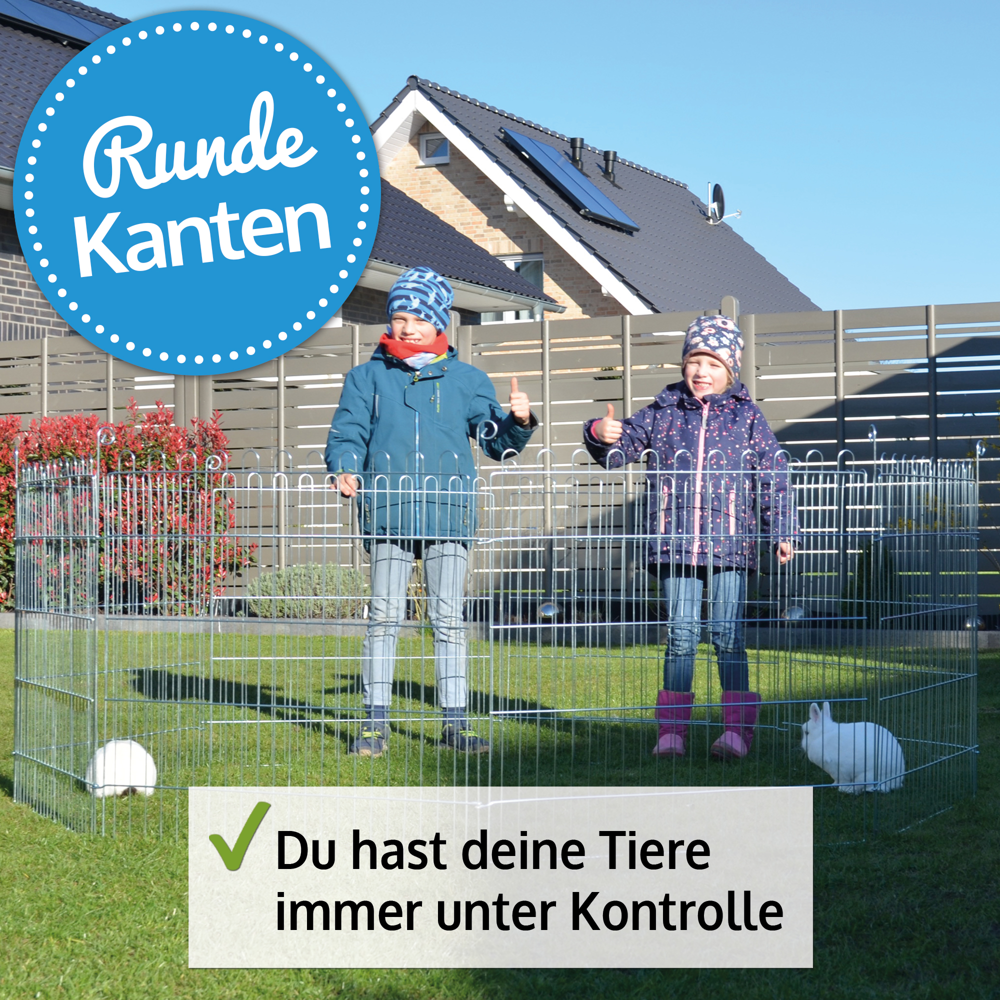 Kleintiergehege mit Sonnenschutz für Kaninchen und Hund auf dem Rasen