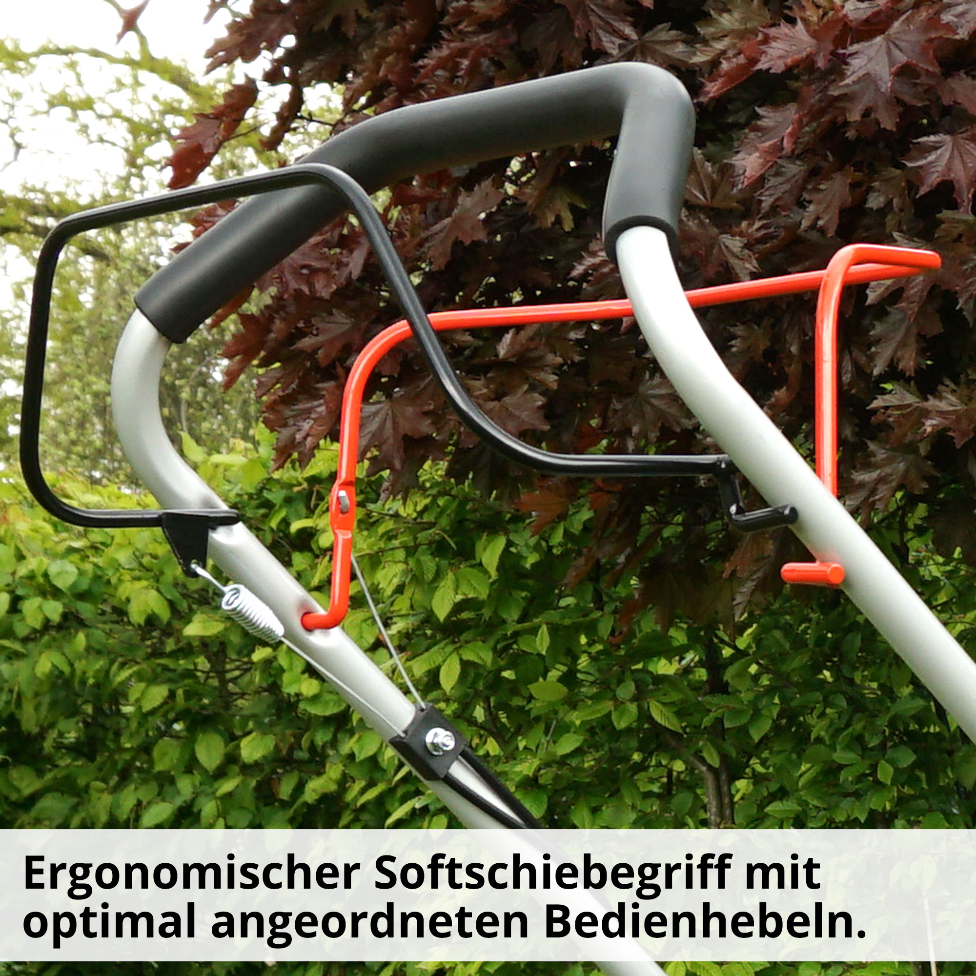 Führungsholm des Benzinrasenmähers Hecht 541 SW mit ergonomischem griff und Bedienelementen zur Steuerung des Antriebs