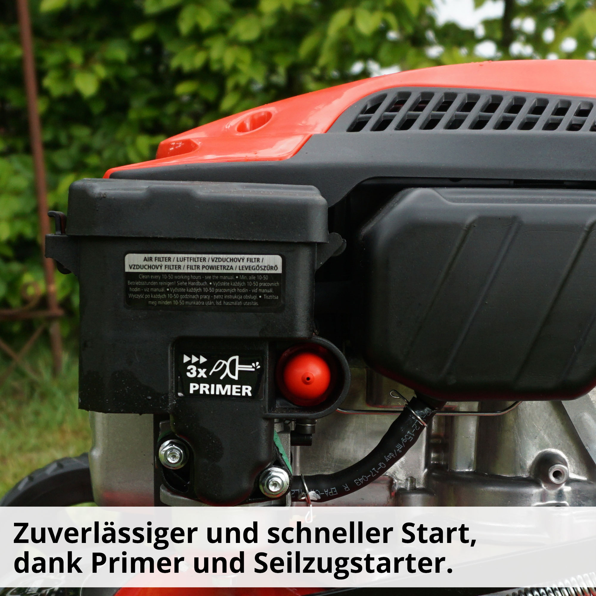 Benzinrasenmäher mit Primknopf und Hinweis bei dreimaligem drücken zur Kraftstoffzufuhr 