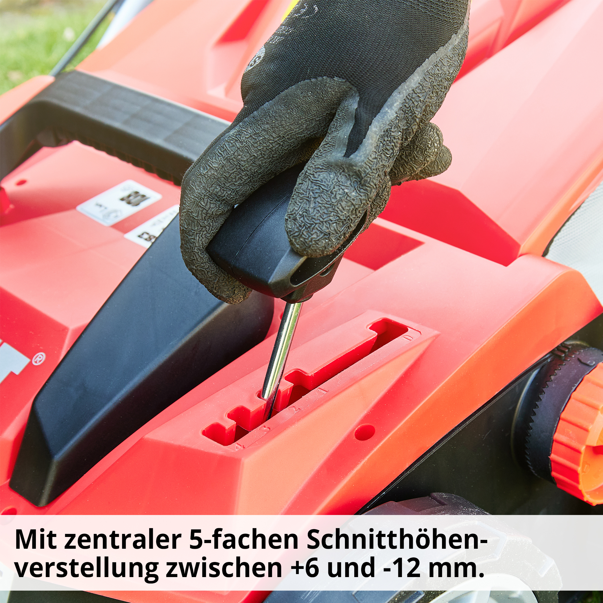 Vertikutierer; Mit zentraler 5-fachen Schnitthöhenverstellung zwischen +6 und -12 Millimeter Vertikutierer; Mit zentraler 5-fachen Schnitthöhenverstellung zwischen +6 und -12 Millimeter