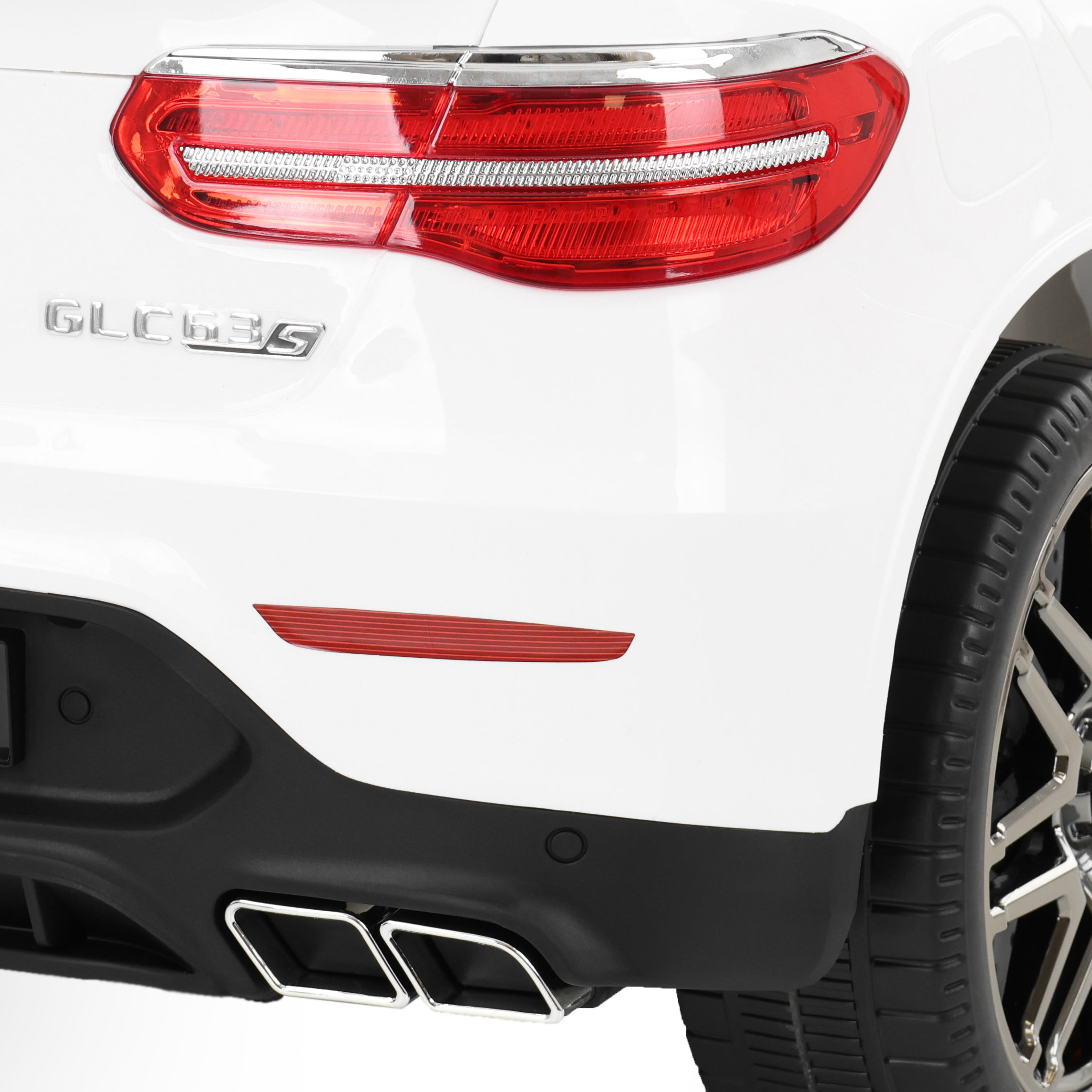 Elektroauto GLC 63S: Sportliches Heck mit Chrom-Auspuffblenden (Dieses Bild wurde mit Hilfe von KI generiert.)