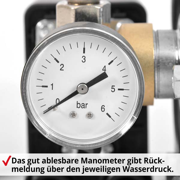 Hauswasserwerk mit großem Manometer zur Anzeige des aktuellen Drucks in bar, Nahaufnahme