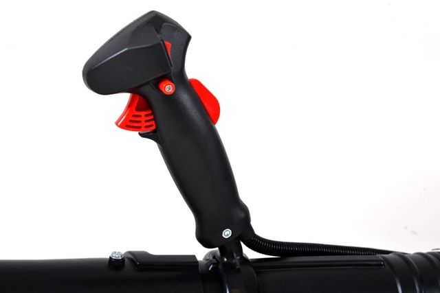 Benzin-Laubbläser mit ergonomischem Handgriff und bequemer Bedienung 