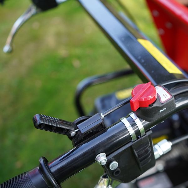 Hecht Motorschubkare 2650 mit ideal angeordneten Bedienelementen 