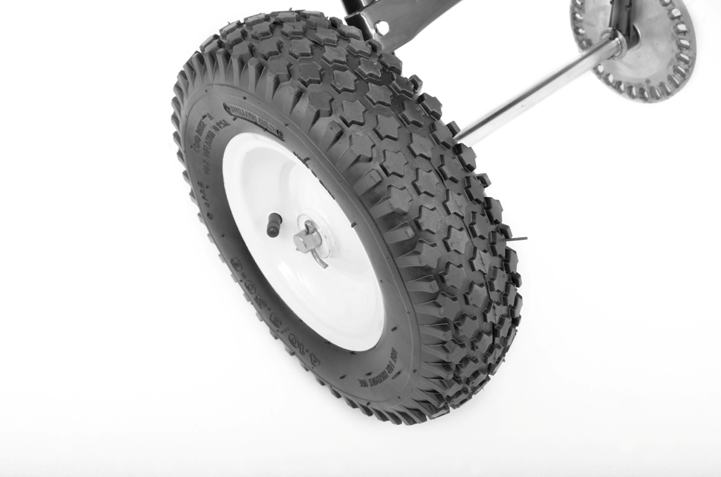 Streuwagen HECHT – Nahaufnahme des luftbereiften Rads mit grobem Profil für optimale Traktion Streuwagen HECHT – Nahaufnahme des luftbereiften Rads mit grobem Profil für optimale Traktion
