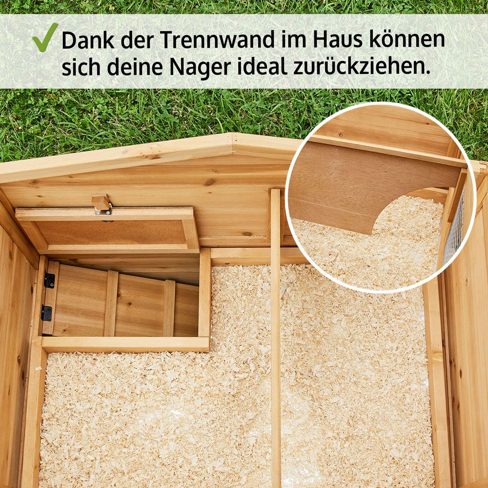 Hasenstall Dorf Alm; Trennwand innen mit Durchgang