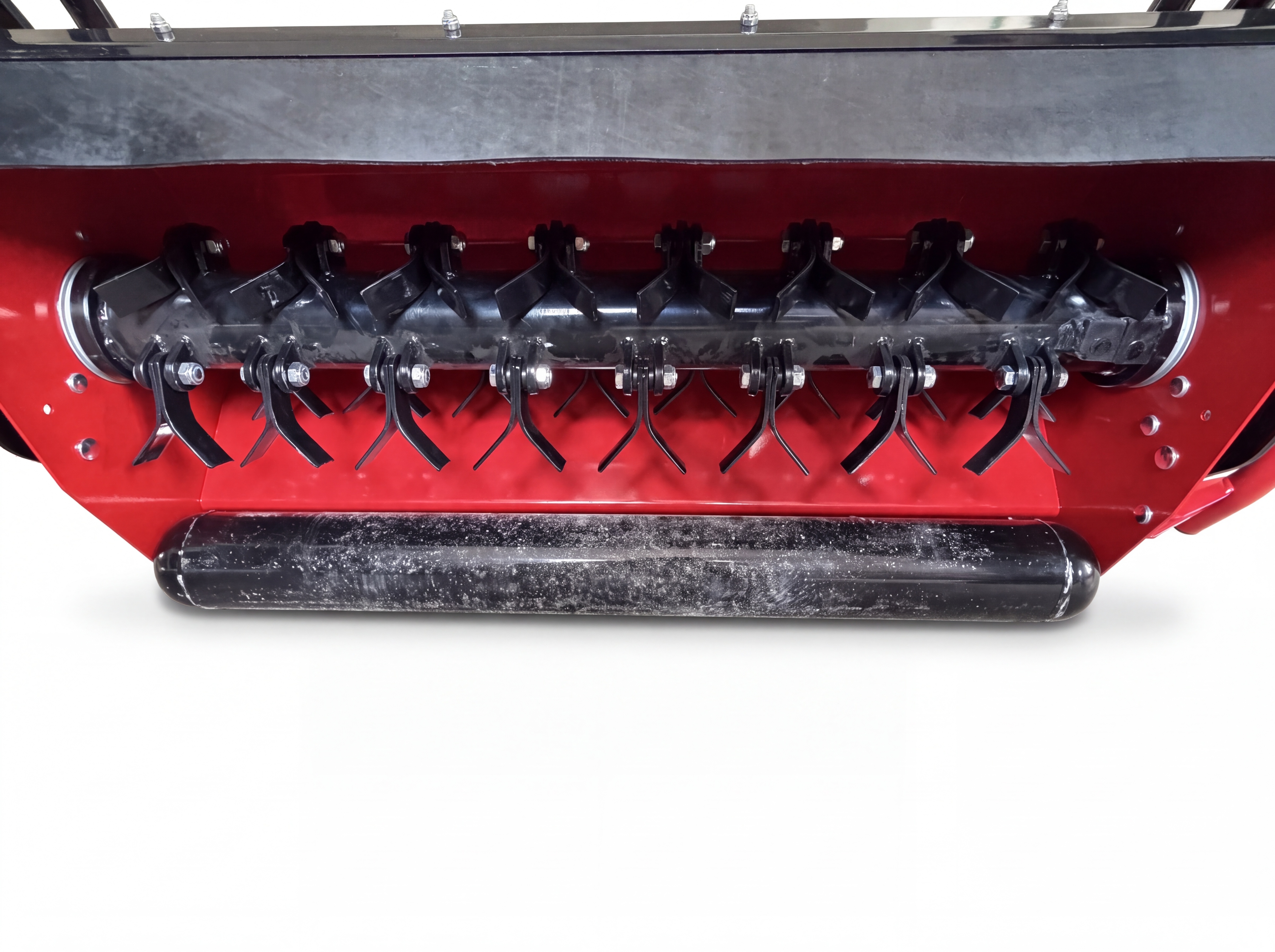 ONBEST Schlegelmulcher FM100, Detailansicht der Schlegelwelle mit Messern und Walze (Dieses Bild wurde mit Hilfe von KI generiert.)