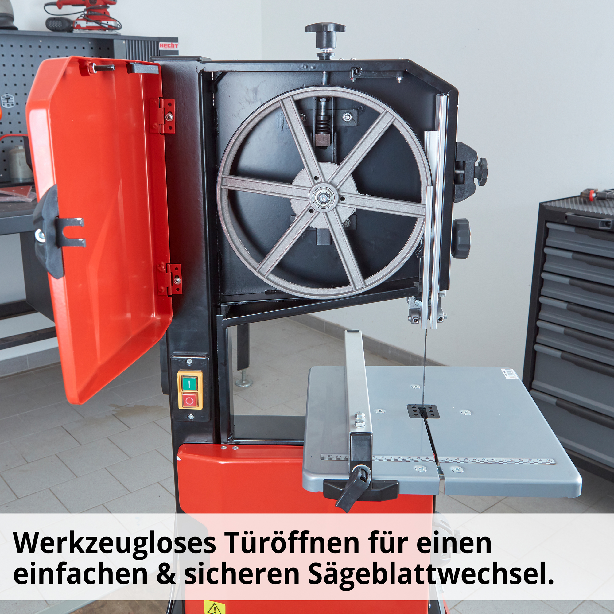 HECHT 8950 Bandsäge; Werkzeugloses Türöffnen für einen einfachen & sicheren Sägeblattwechsel