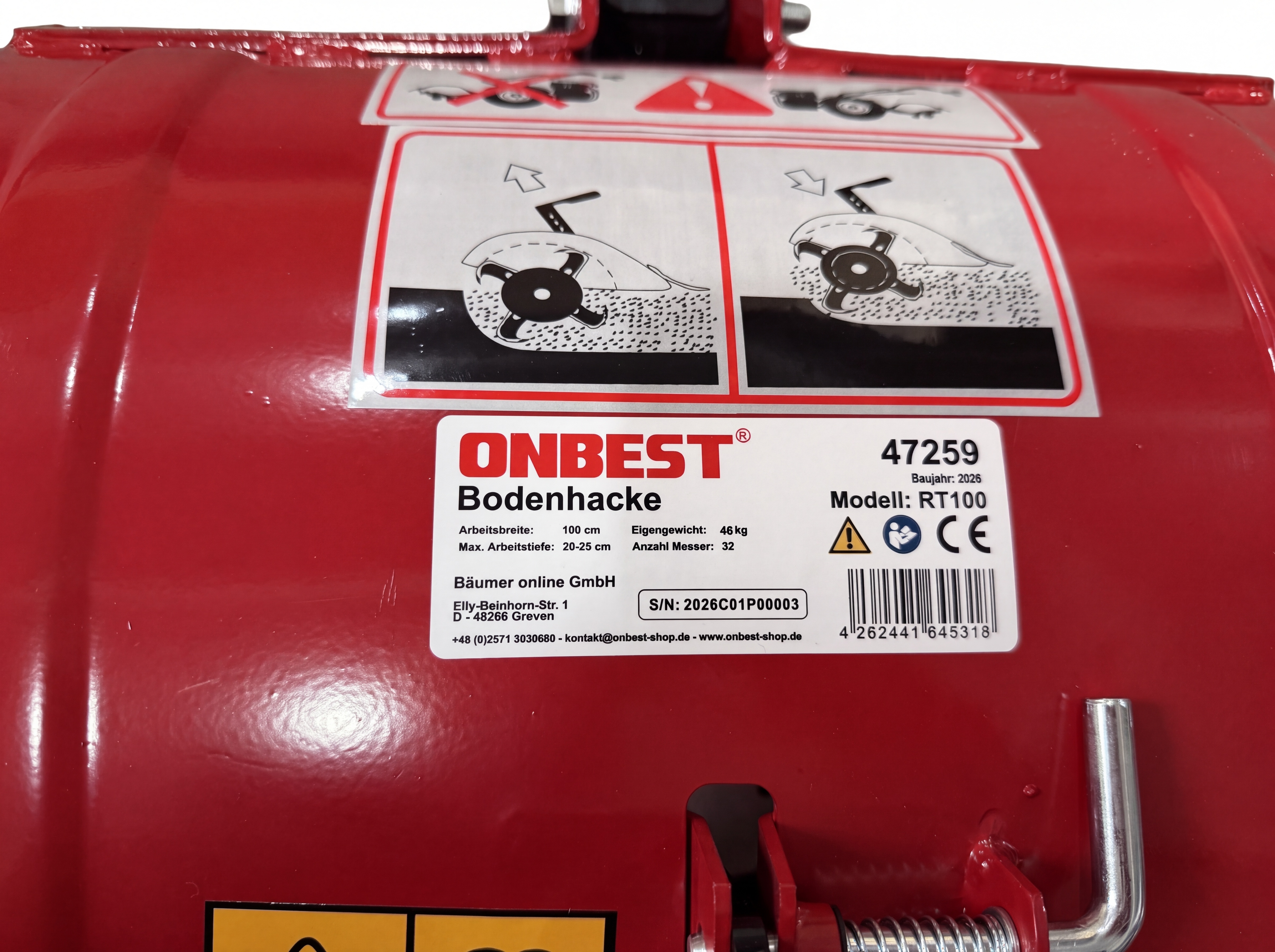 ONBEST Bodenhacke RT100, Typenschild und Warnaufkleber auf der roten Schutzhaube (Dieses Bild wurde mit Hilfe von KI generiert.)