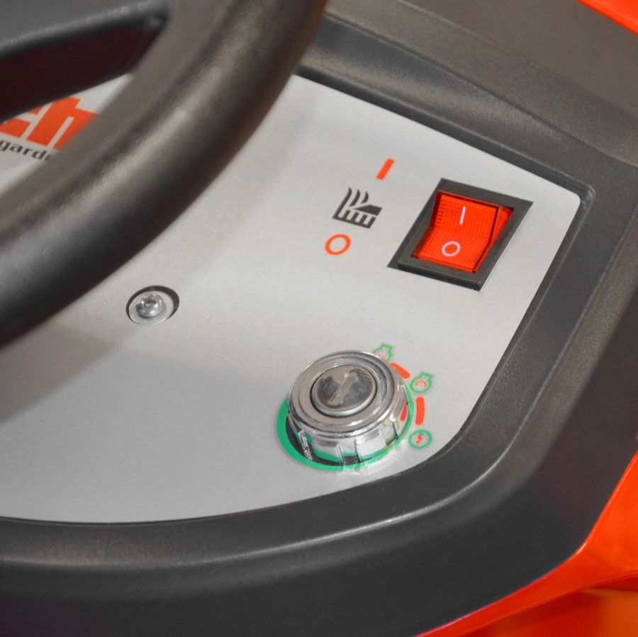 Rasentraktor Aufsatzmäher mit Zündschloss und Hauptschalter für die Scheinwerfer  Rasentraktor Aufsatzmäher mit Zündschloss und Hauptschalter für die Scheinwerfer