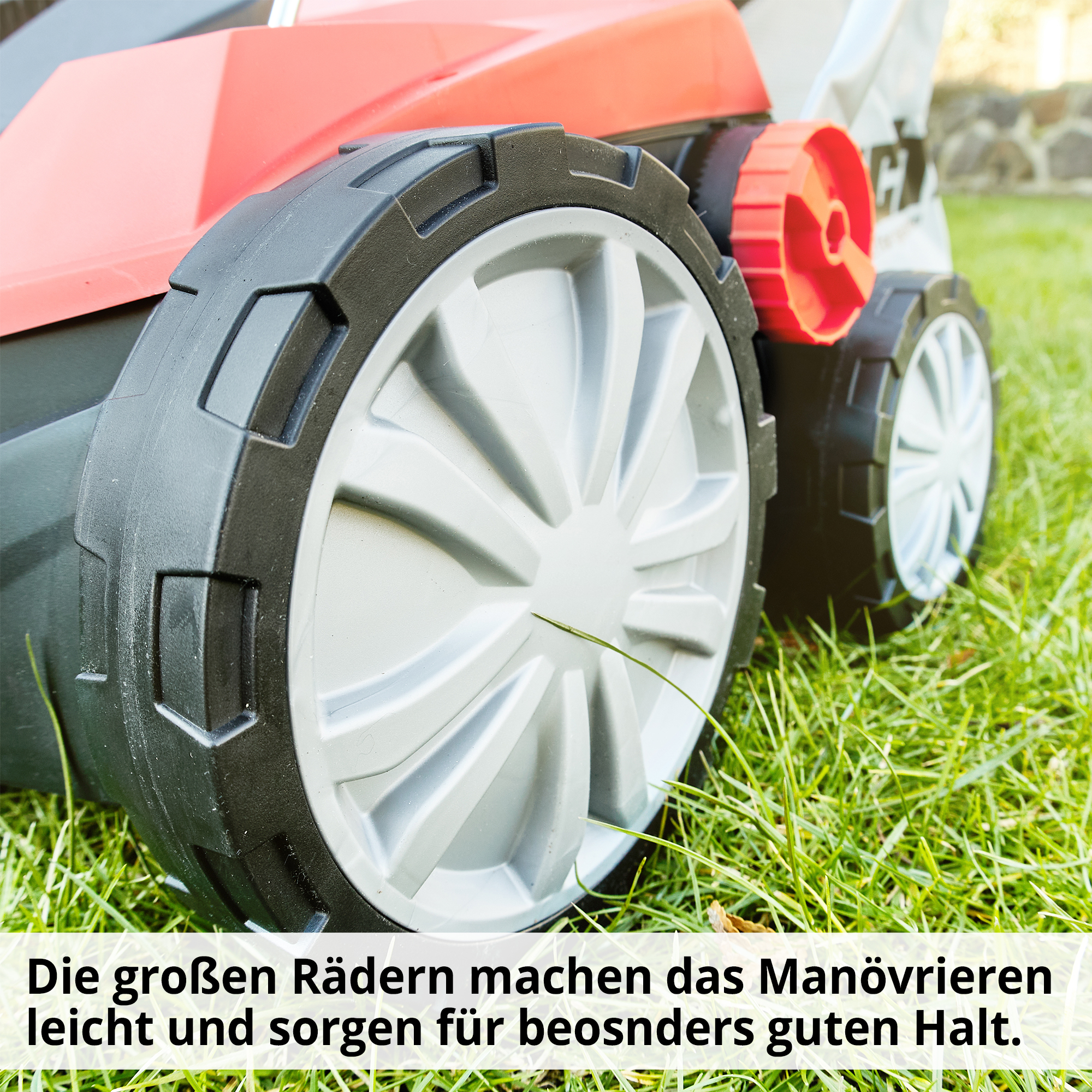 Vertikutierer; leichtes Manövrieren dank den großen Rädern Vertikutierer; leichtes Manövrieren dank den großen Rädern
