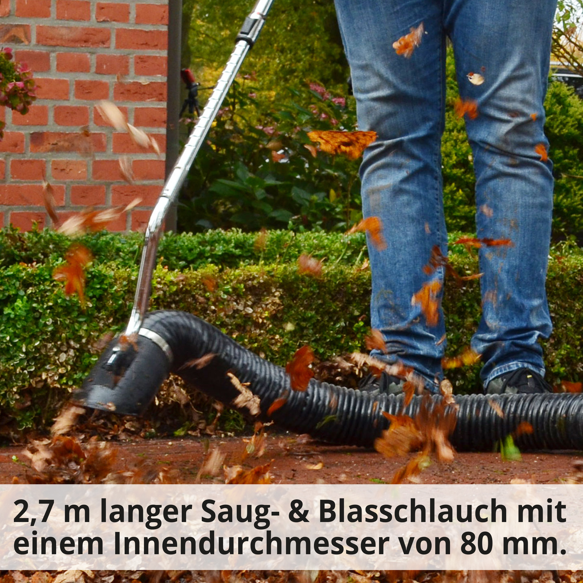 Laubsauger + Kehrwalze; 2,7 Meter langer Saug- und Blasschlauch mit einem Innendurchmesser von 80 Millimetern