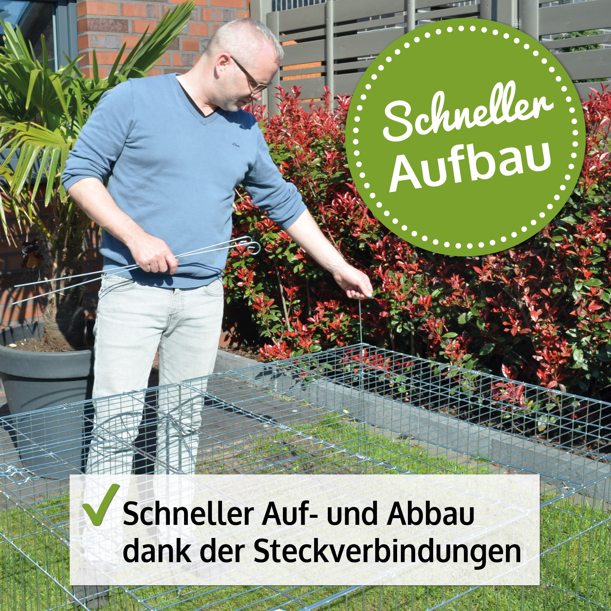 Kaninchenauslauf mit grünem Dach bietet Schatten und Freilauf im Garten