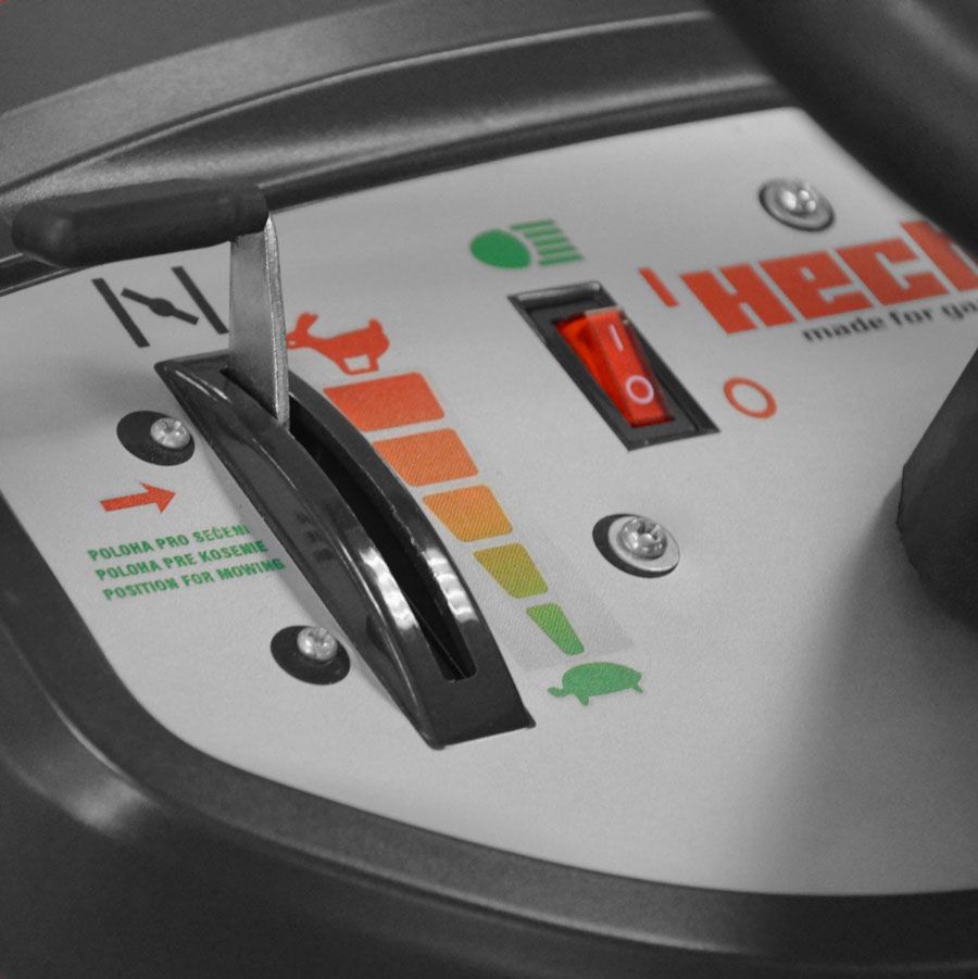 Rasentraktor Aufsitzmäher mit Bedienhebel für Schnitthöheneinstellung und Startknopf des Mähwerks  Rasentraktor Aufsitzmäher mit Bedienhebel für Schnitthöheneinstellung und Startknopf des Mähwerks