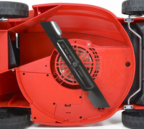 Elektro-Rasenmäher mit robusten Metallmesser und zwei Klingen für effizientes arbeiten 