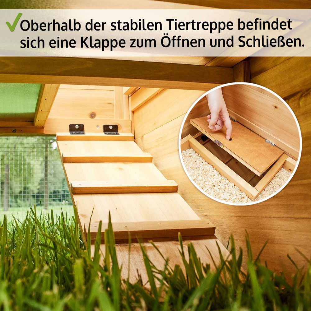 Hasenstall Dorf Alm; Klappe oberhalb der Tiertreppe