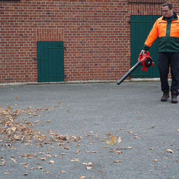 Hecht Laubgebläse mit leistungsstarken 67 cm Blasrohr für Laubbeseitigung 