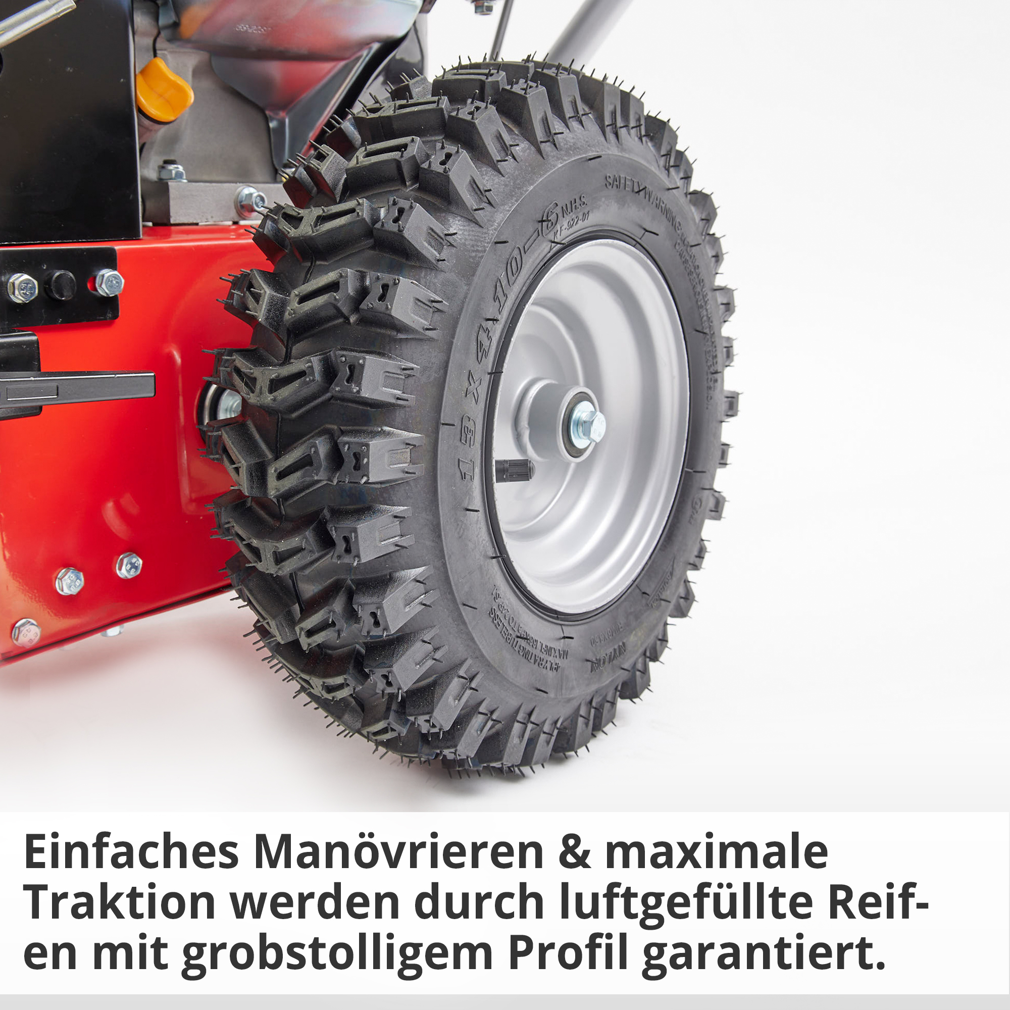 Hecht Kehrmaschine mit grobstolligen Reifen für maximalen Grip und leichtes Manövrieren  Hecht Kehrmaschine mit grobstolligen Reifen für maximalen Grip und leichtes Manövrieren