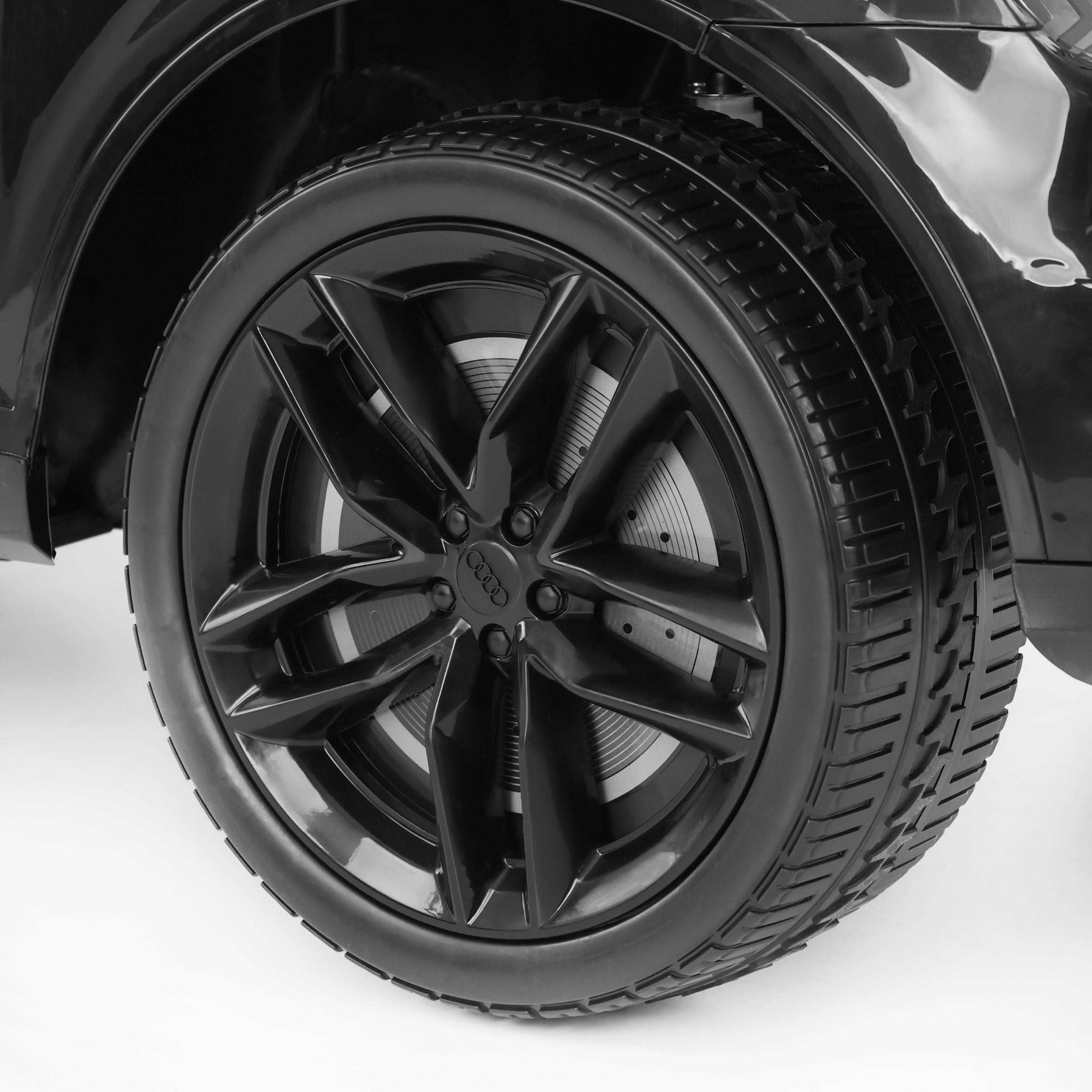 Kinderauto Audi Q7: Schwarze Sportfelgen mit großen Bremsscheiben (Dieses Bild wurde mit Hilfe von KI generiert.)