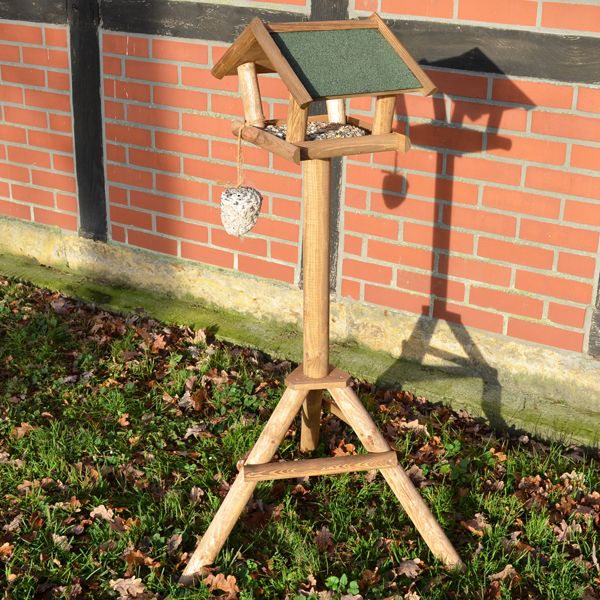 Vogelhaus; Bitumendach schützt zuverlässig vor Nässe von oben