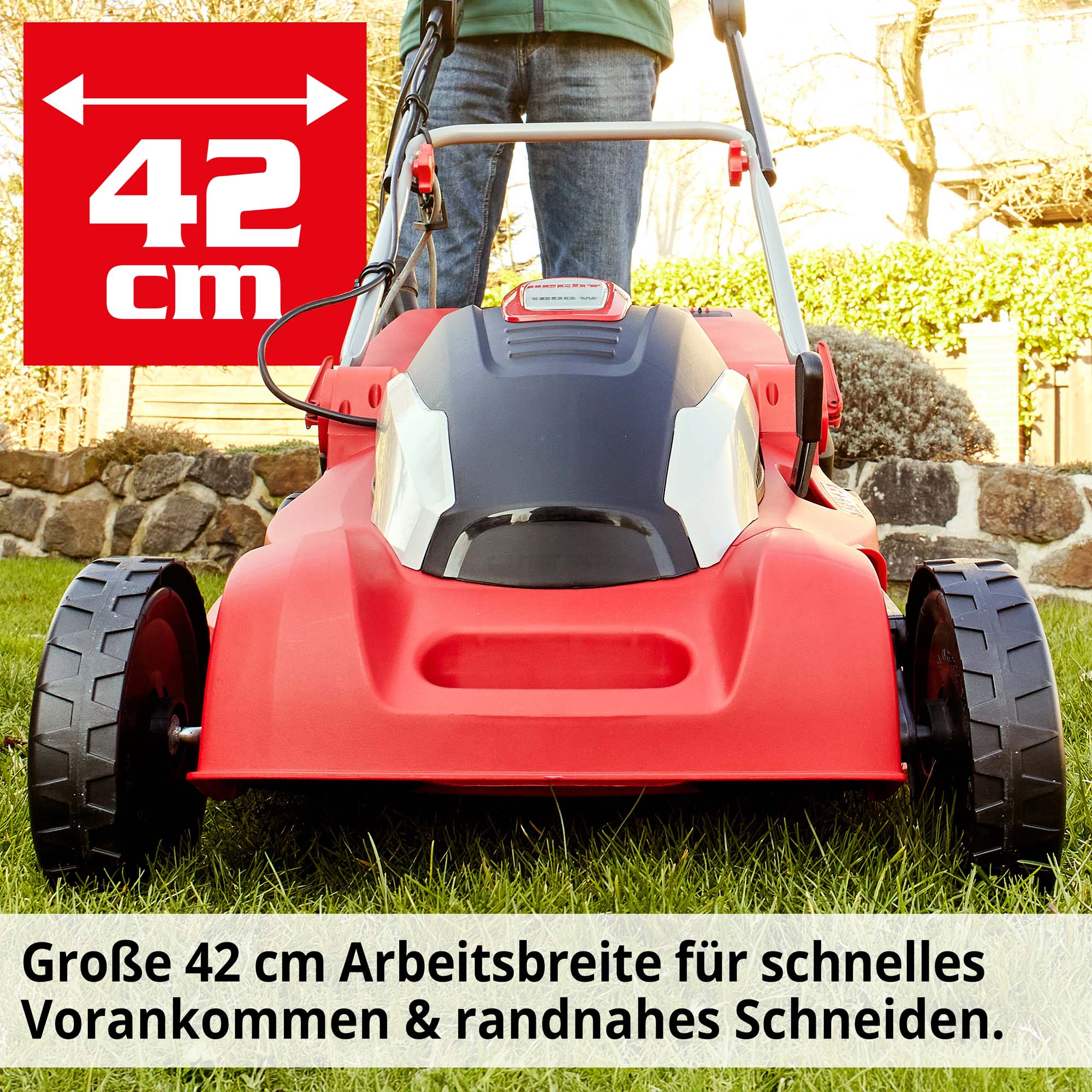 Elektro-Rasenmäher mit  und 42 cm Schnittbreite für schnelles Vorankommen 