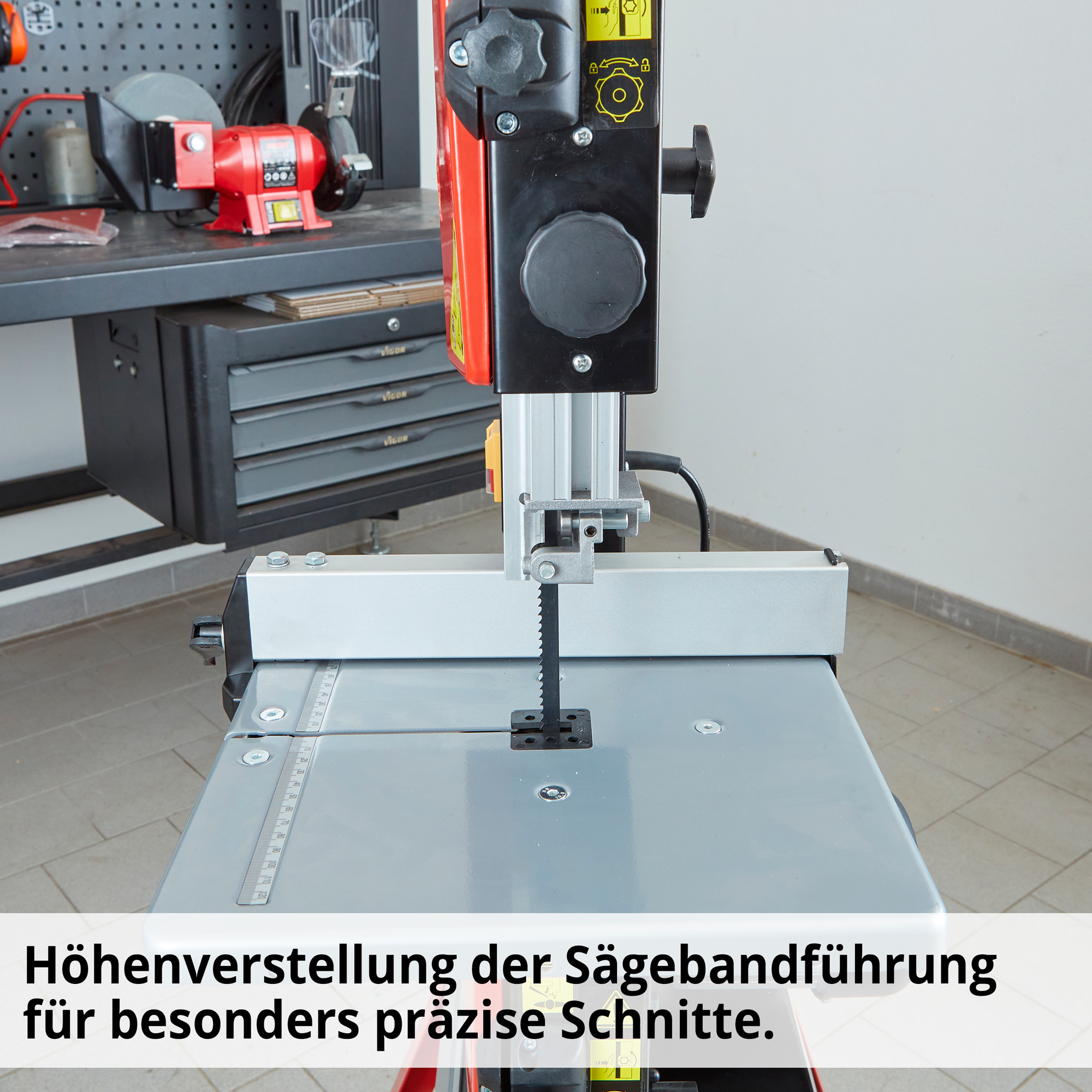 HECHT 8950 Bandsäge; Höhenverstellung der Sägebandführung für besonders präzise Schnitte