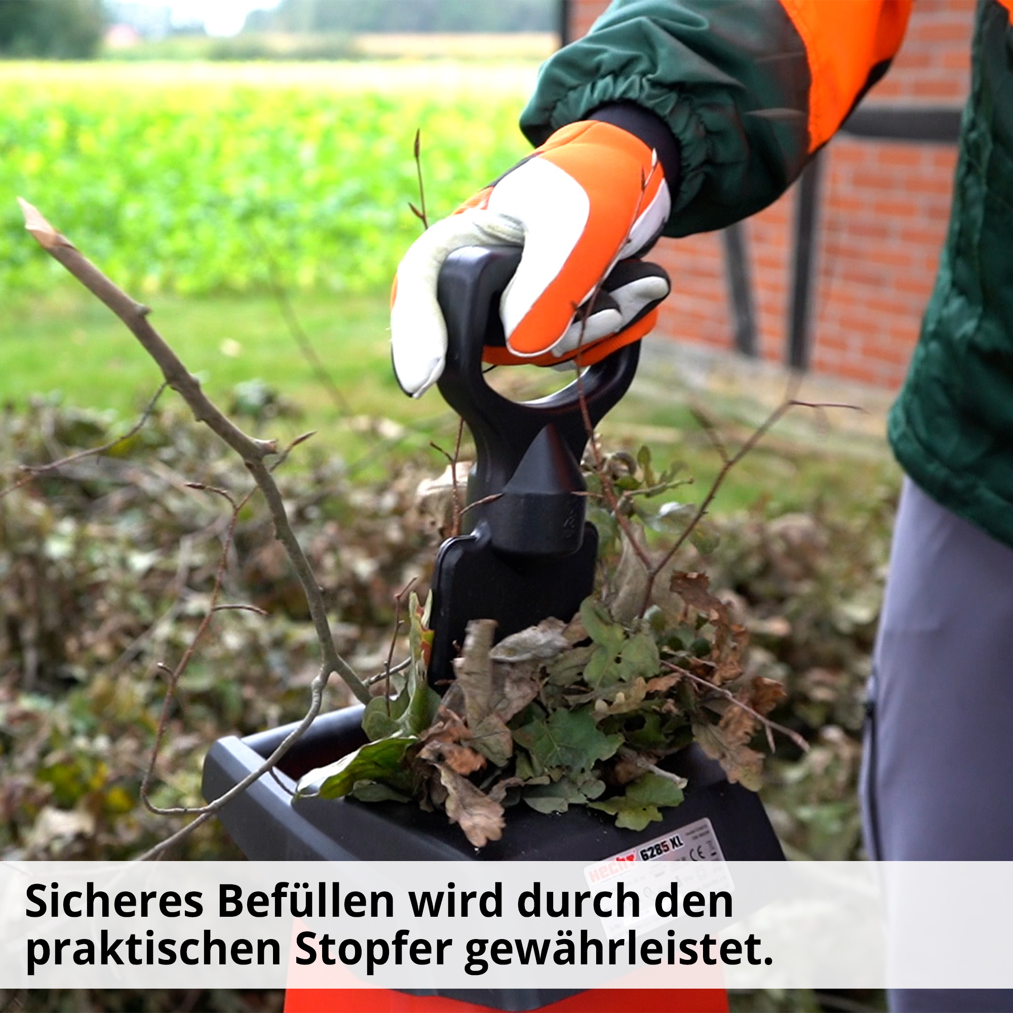Gartenhäcksler; Sicheres Befüllen durch praktischen Stopfer