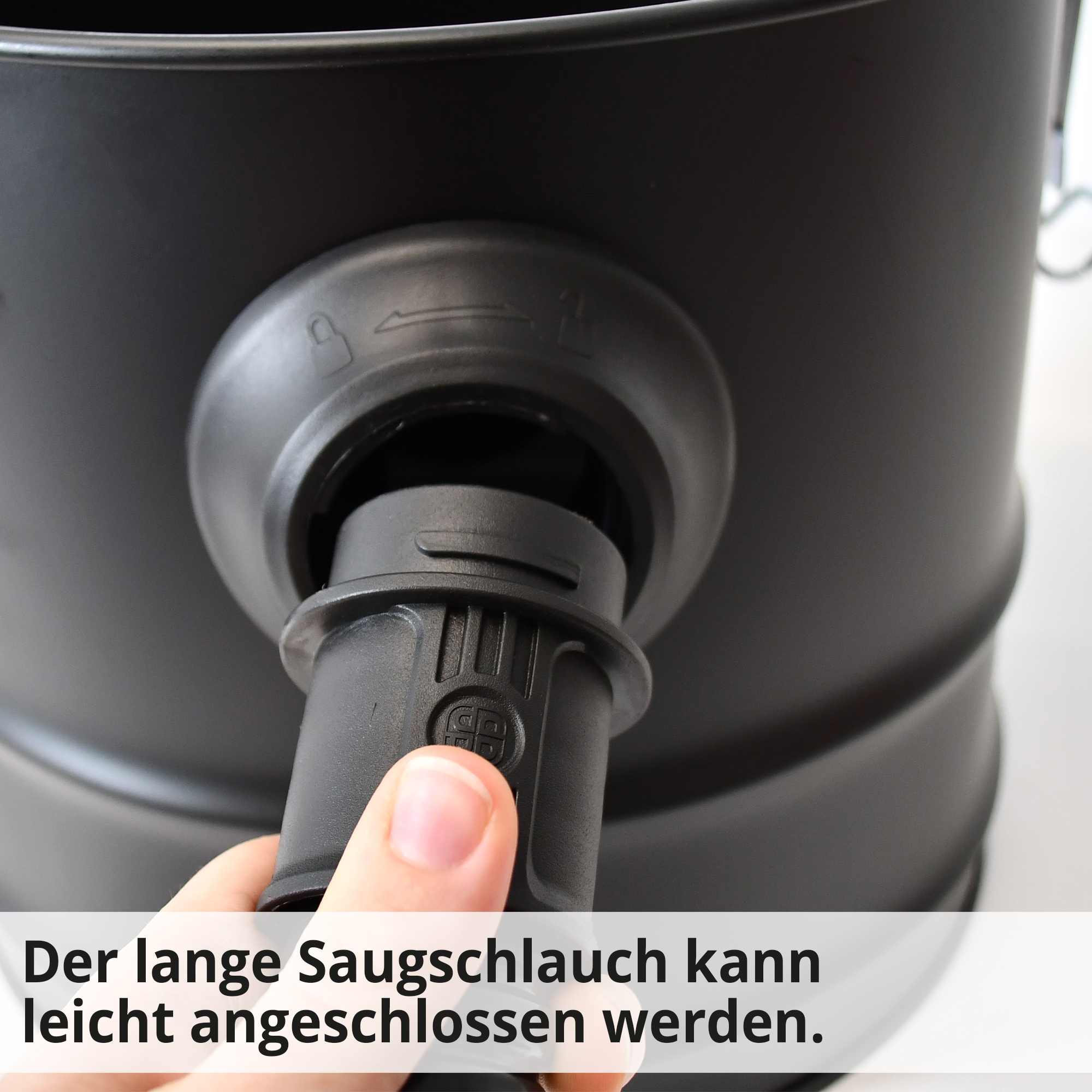 HECHT 12E Aschesauger; Der lange Saugschlauch kann leicht angeschlossen werden