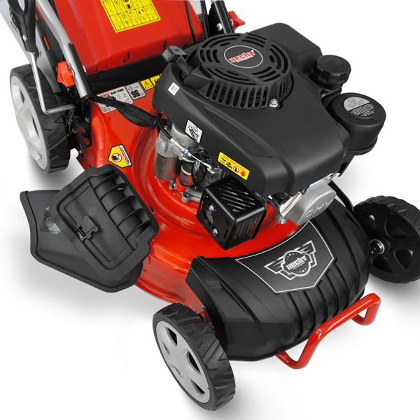 Benzinrasenmäher HECHT 547  mit geöffnetem Seitenauswurf für effiziente Grasverteilung, leistungsstarker OHV-Motor und stabile Bauweise sichtbar