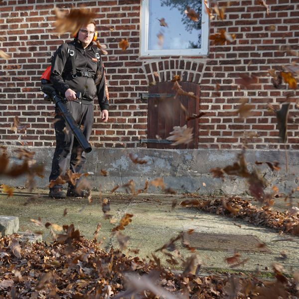 Benzin-Laubbläser mit hoher Blasgeschwindigkeit für schnelles entfernen von lauf im Garten auf dem Hof oder Gehweg 