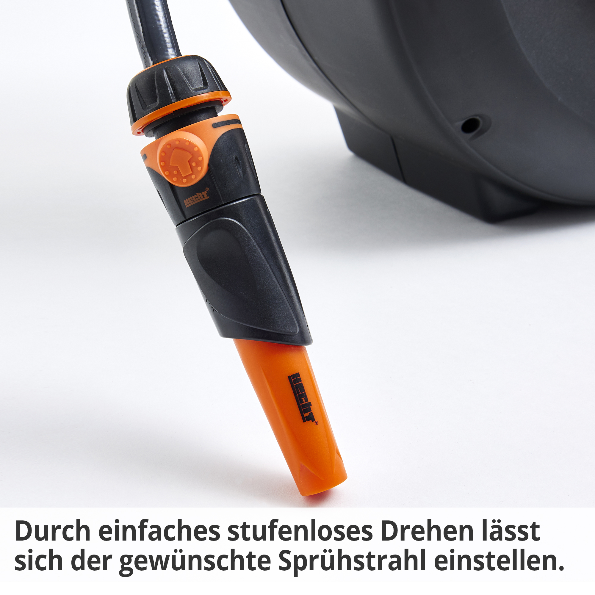 Wand-Schlauchtrommel; gewünschten Sprühstrahl durch Drehen an der Düse einstellen (Dieses Bild wurde mit Hilfe von KI generiert.)