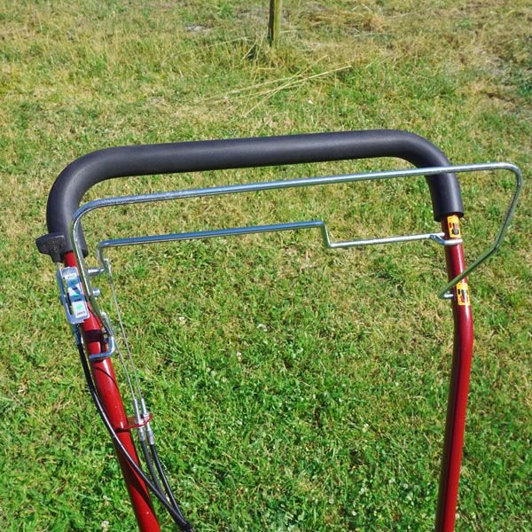 Hecht Kreismäher mit Gummierten Führungsholm für Komfortables Arbeiten selbst bei großen Flächen 