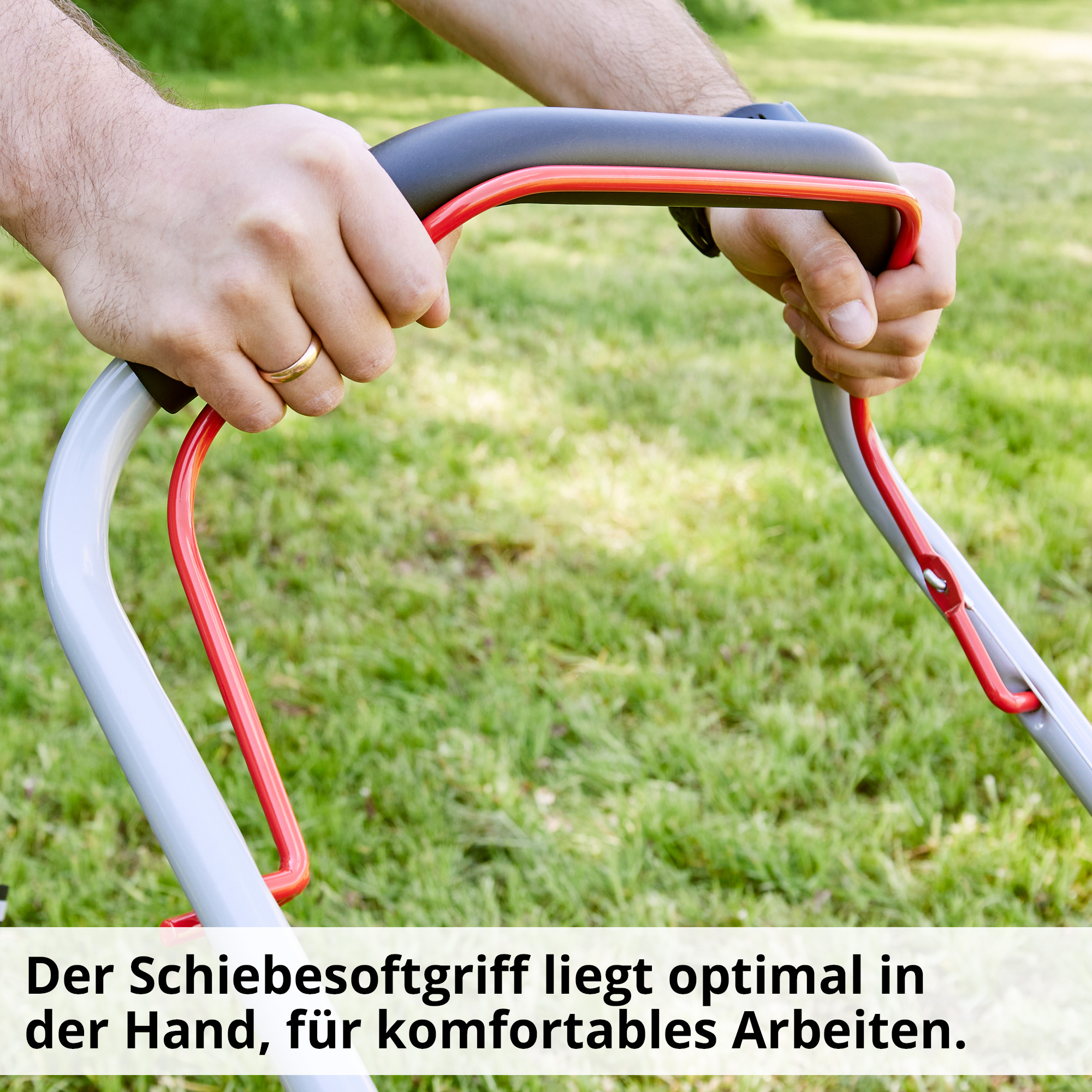 Benzin-Rasenmäher mit Schiebesoftgriff optimal in der Hand und komfortables Arbeiten im Einsatz Benzin-Rasenmäher mit Schiebesoftgriff optimal in der Hand und komfortables Arbeiten im Einsatz