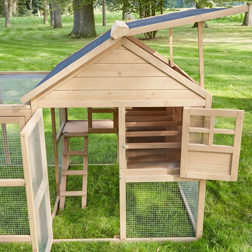 Hühnervoliere Happy Huhn Set; viele Türen für einfachen Zugang (Dieses Bild wurde mit Hilfe von KI generiert.)