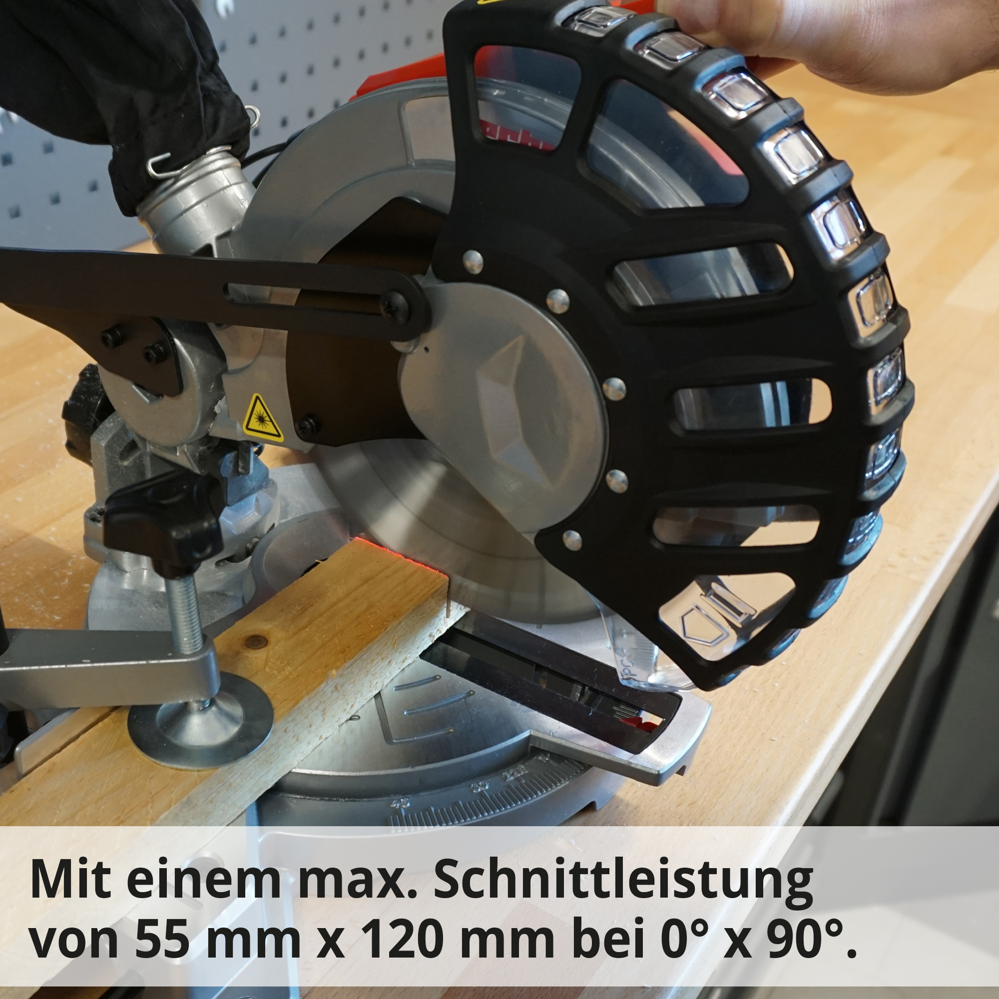HECHT 813 Kappsäge mit einer max. Schnittleistung von 55 mm x 120 mm bis 0° x 90°