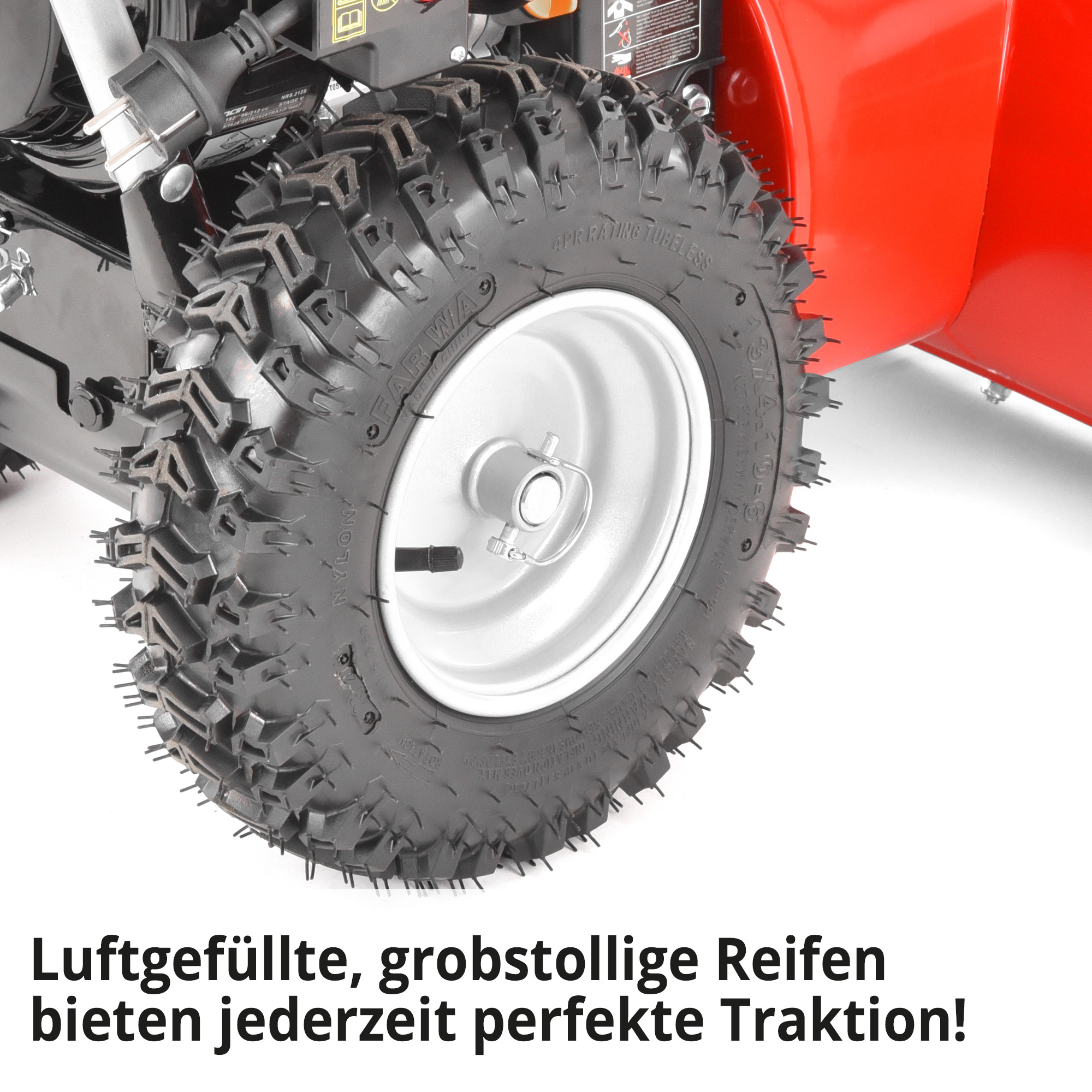 Benzin-Schneefräse nit grobstolligen Reifen für ideale Traktion 