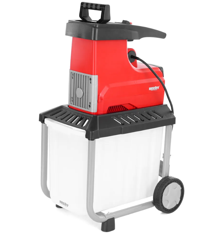 Der Gartenhäcksler HECHT 6300 XL Silent beim Zerkleinern von Ästen im heimischen Garten Der Gartenhäcksler HECHT 6300 XL Silent beim Zerkleinern von Ästen im heimischen Garten