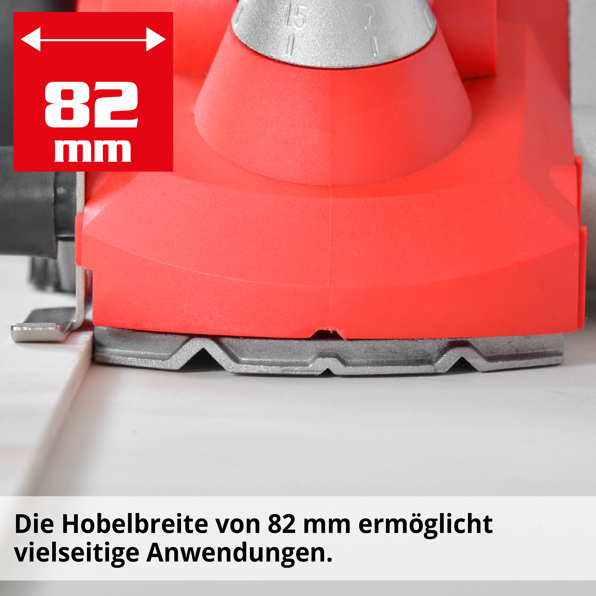 Elektrohobel mit einer Arbeitsbreite von 82 mm