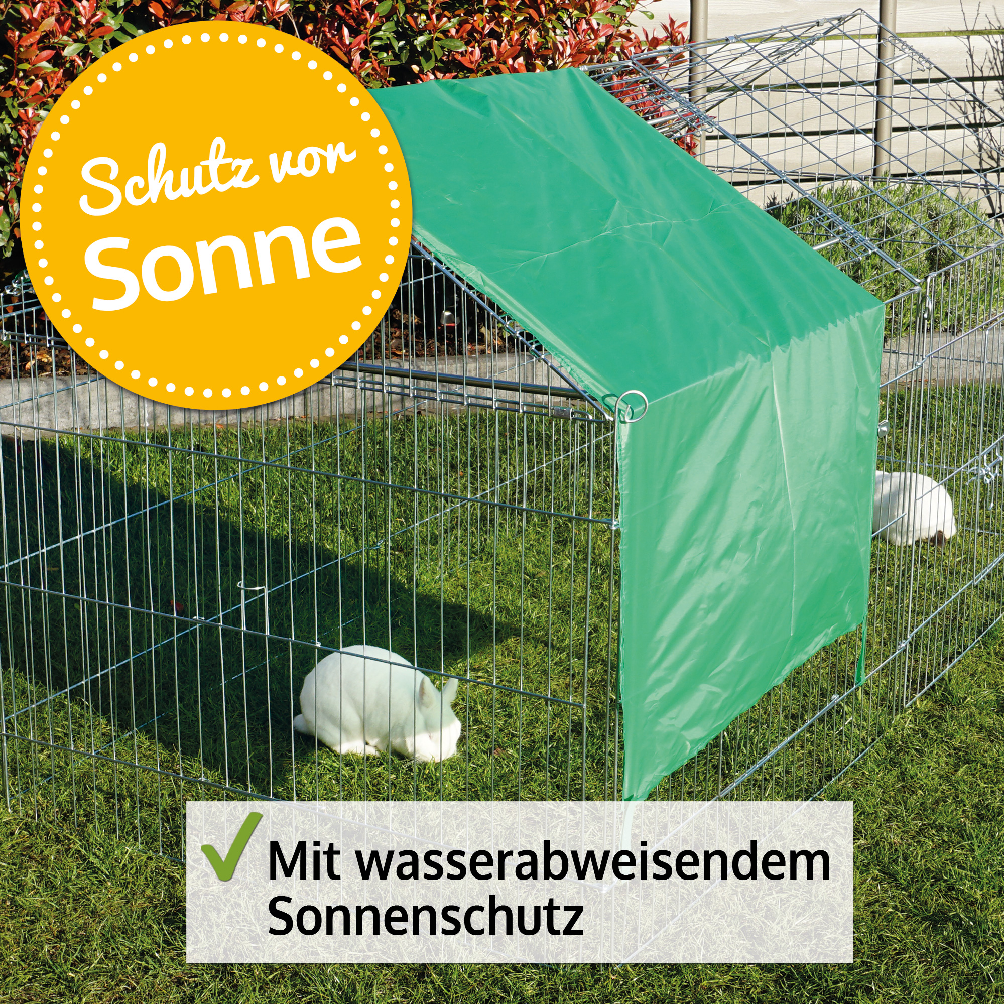 Auslaufgehege mit wasserabweisendem Sonnenschutz im grünen Dach