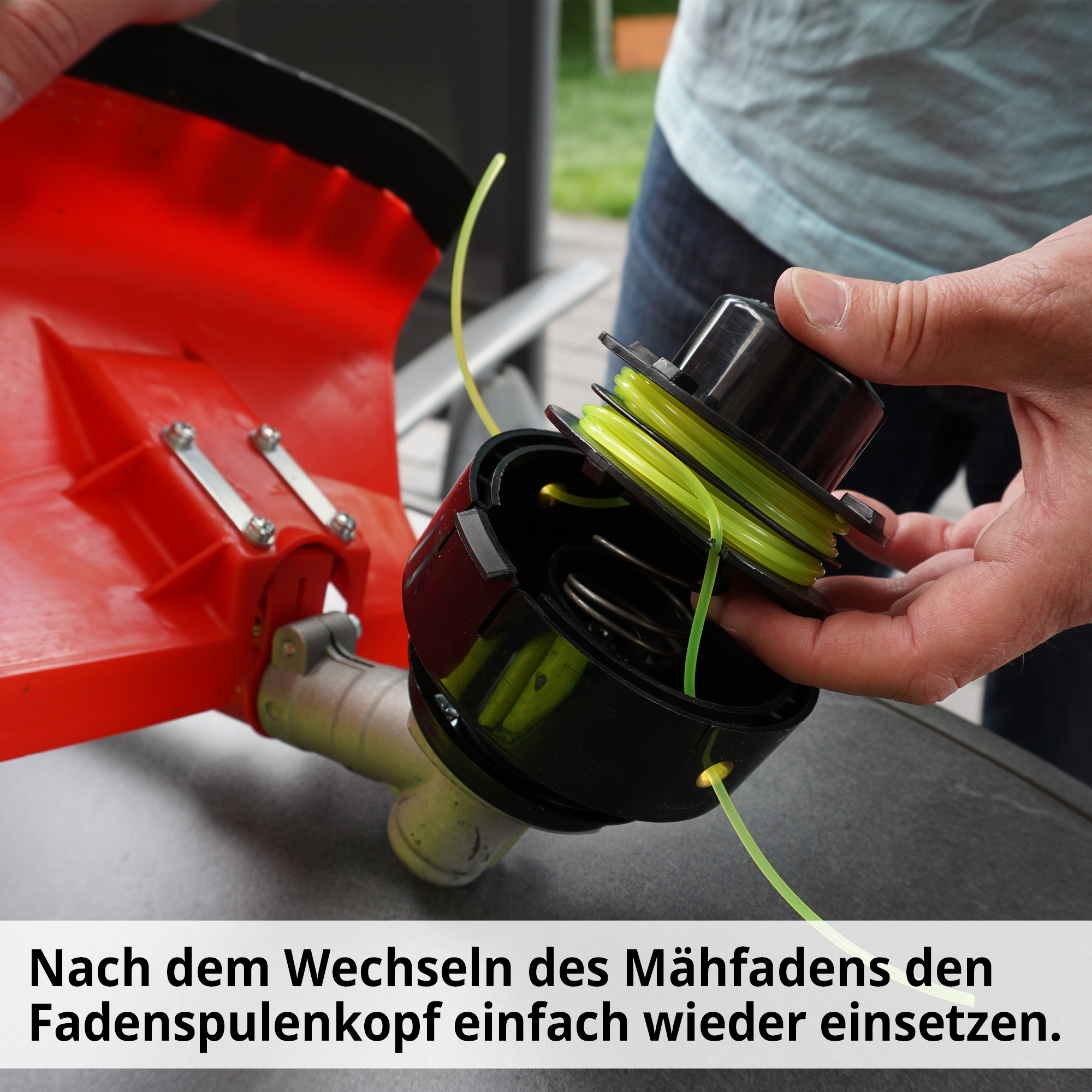 Hecht 10009024  Mähfaden; Nach dem Wechseln des Mähfadens den Fadenspulkopf einfach wieder einsetzen