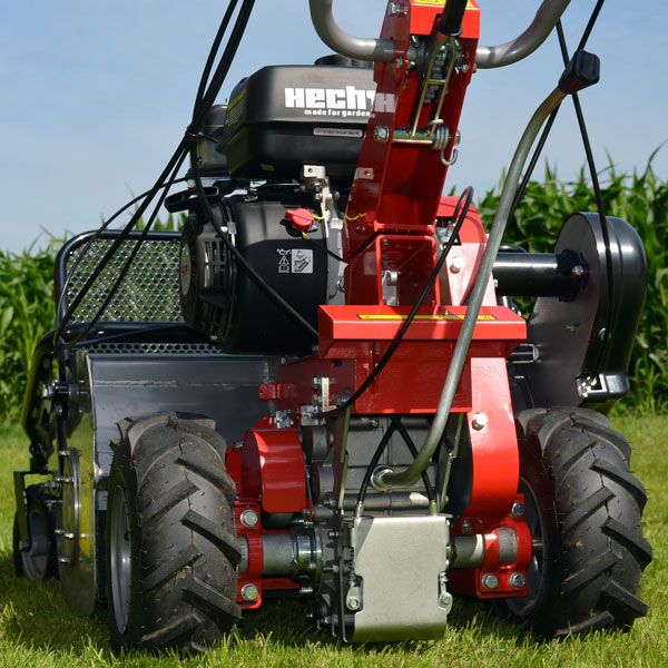 Hecht Benzin-Schlegelmäher 5812 mit robustem Aufbau und großen Hinterrädern 