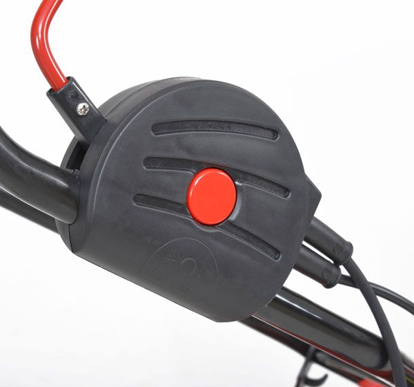 Elektro-Rasenmäher mit rotem Sicherheitsschalter am Führungsholm 