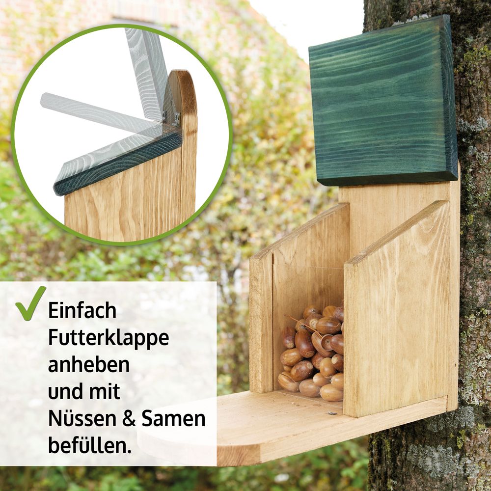 Eichhörnchen Futterstation; Futterklappe anheben und nachfüllen